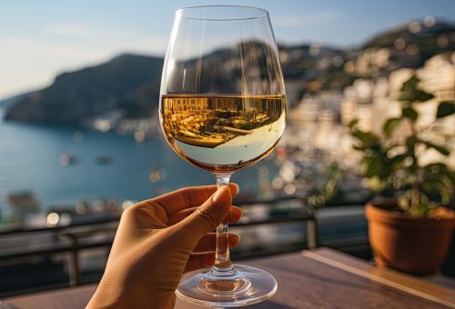 costa-damalfi-calice-vino-bianco